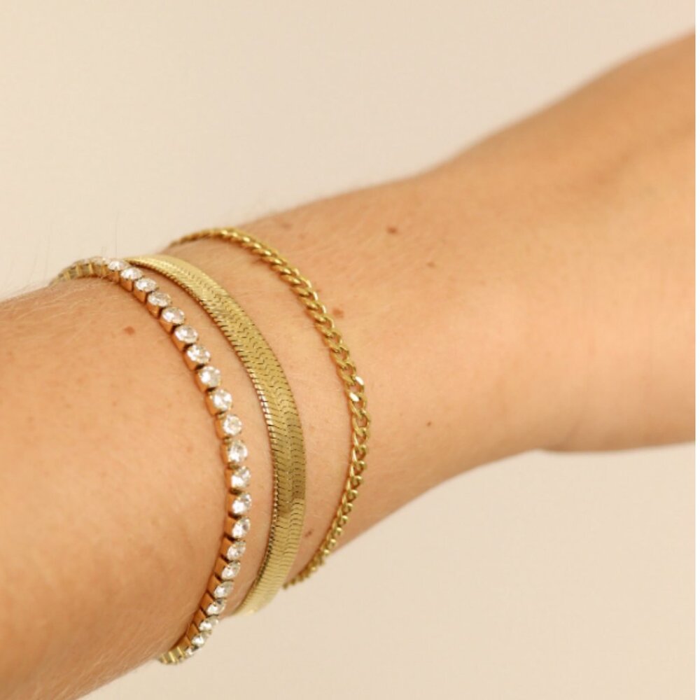 18k Gold PVD Cuban Link Bracelet – Hypoallergenic, Water & Tarnish-Resistant - Picture 3 of 3